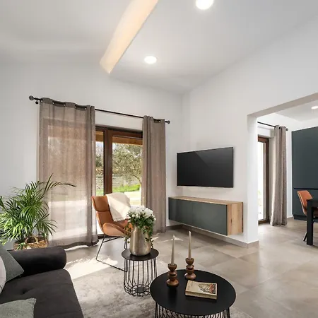 Casa Canziana For 6 People With Private Pool In וילה