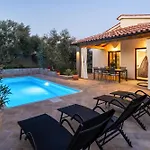 Casa Canziana For 6 People With Private Pool In * Pula