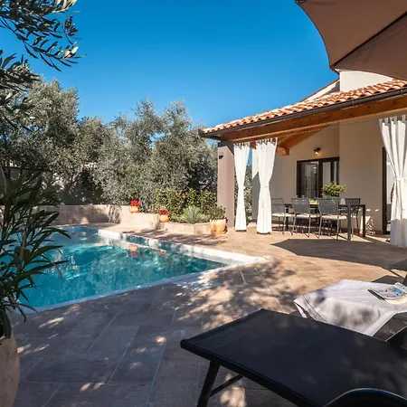 Casa Canziana For 6 People With Private Pool In Villa Pula