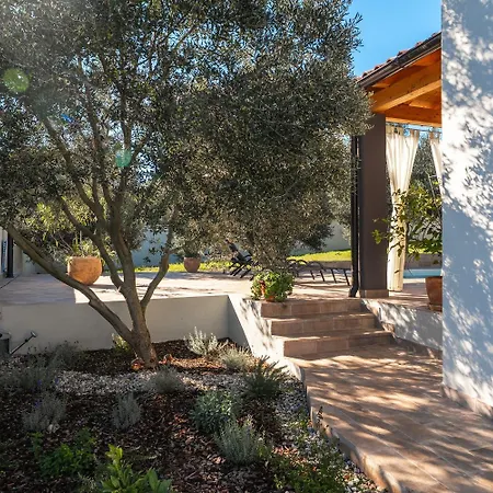 Casa Canziana For 6 People With Private Pool In Villa Pula