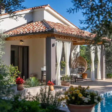 Casa Canziana For 6 People With Private Pool In Pula